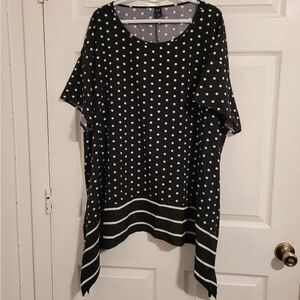 Emery Rose spotted shark bite hem top‎